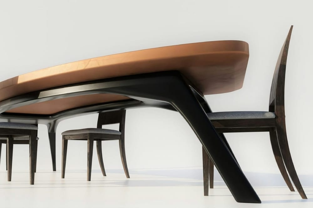 Een tafel met een zacht gebogen houten blad op een zwart onderstel met schuine poten, met donkere houten stoelen met een grijze zitting, van laag gezien